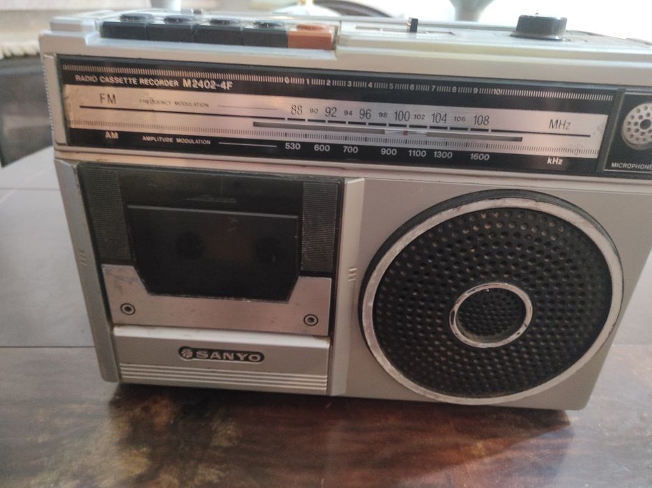 Radio antigo da Sanyo e Radio Stereo 1000
