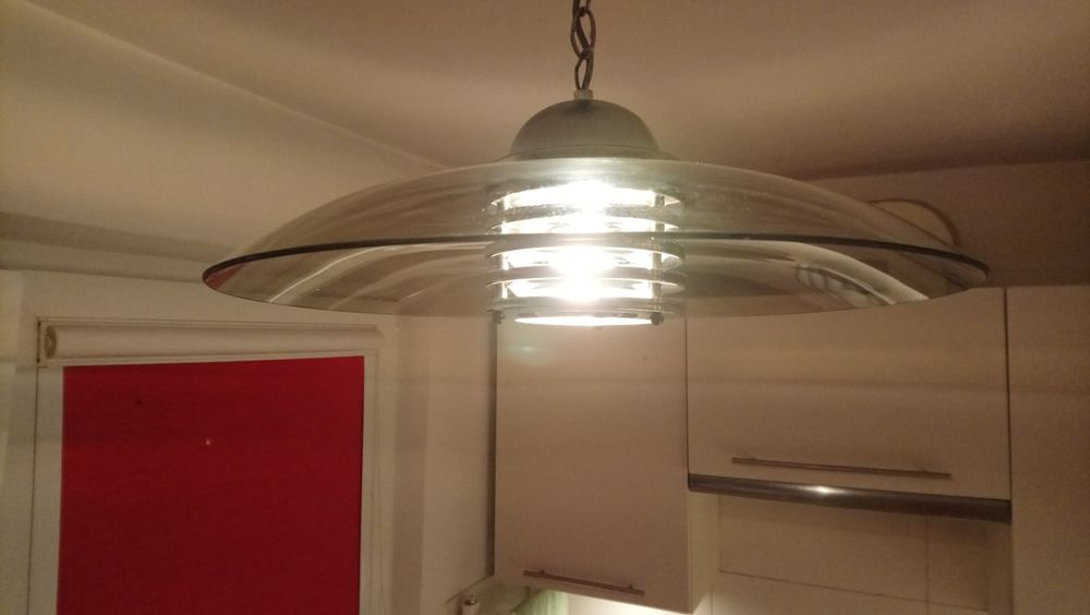 Lampa wisząca ze szklanym kloszem.