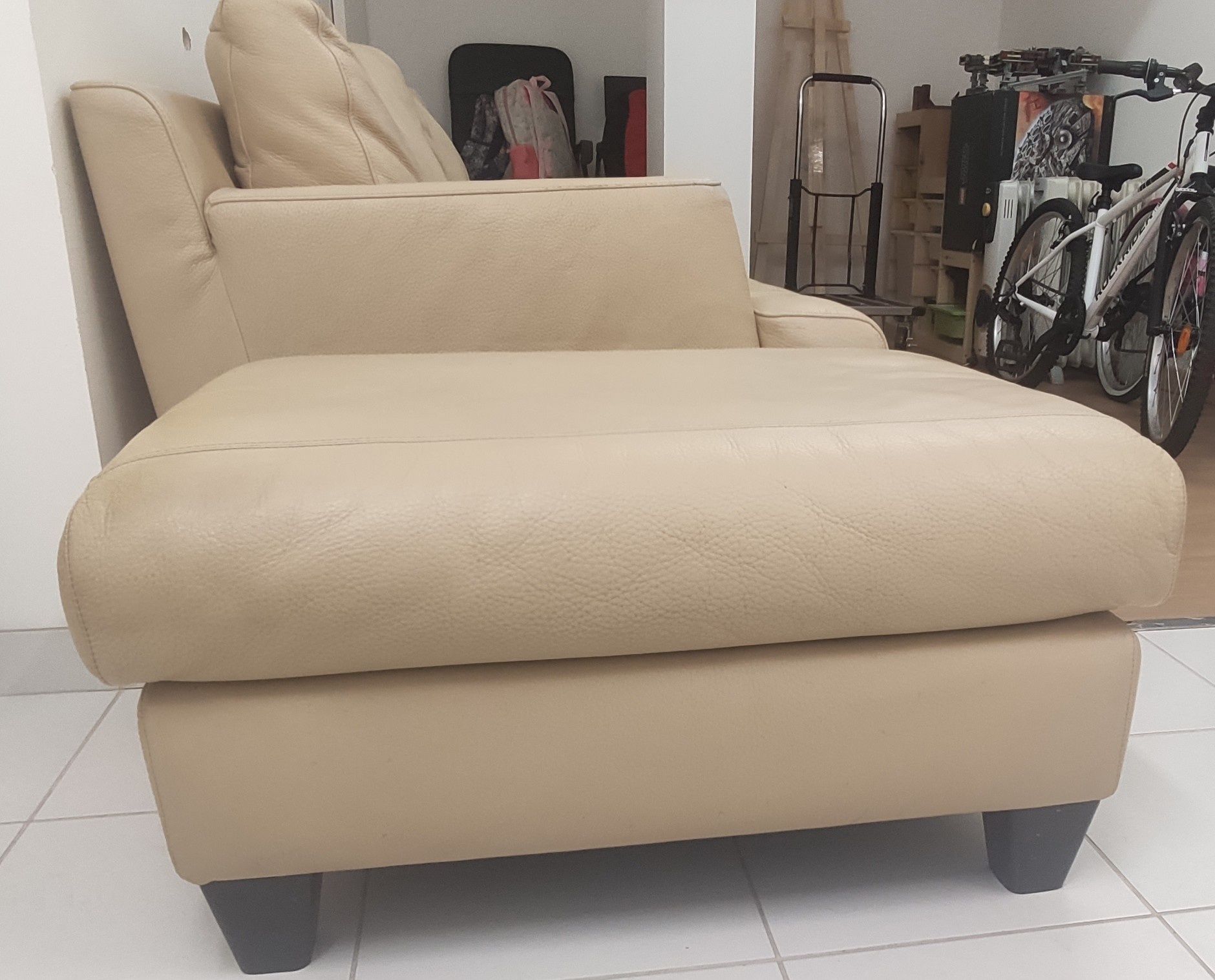 Vendo conjunto sofá em pele de 3 lugares e pousa pés da marca Divani &