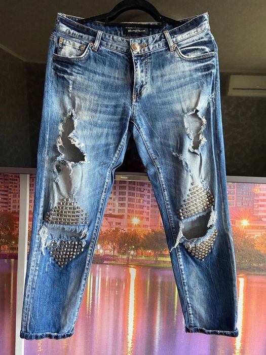 рваные модные стильные джинсы брйфренды