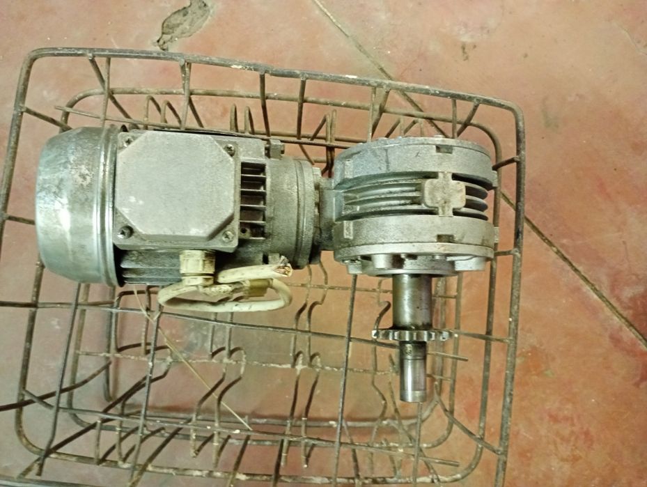 Електродвигун з редуктором