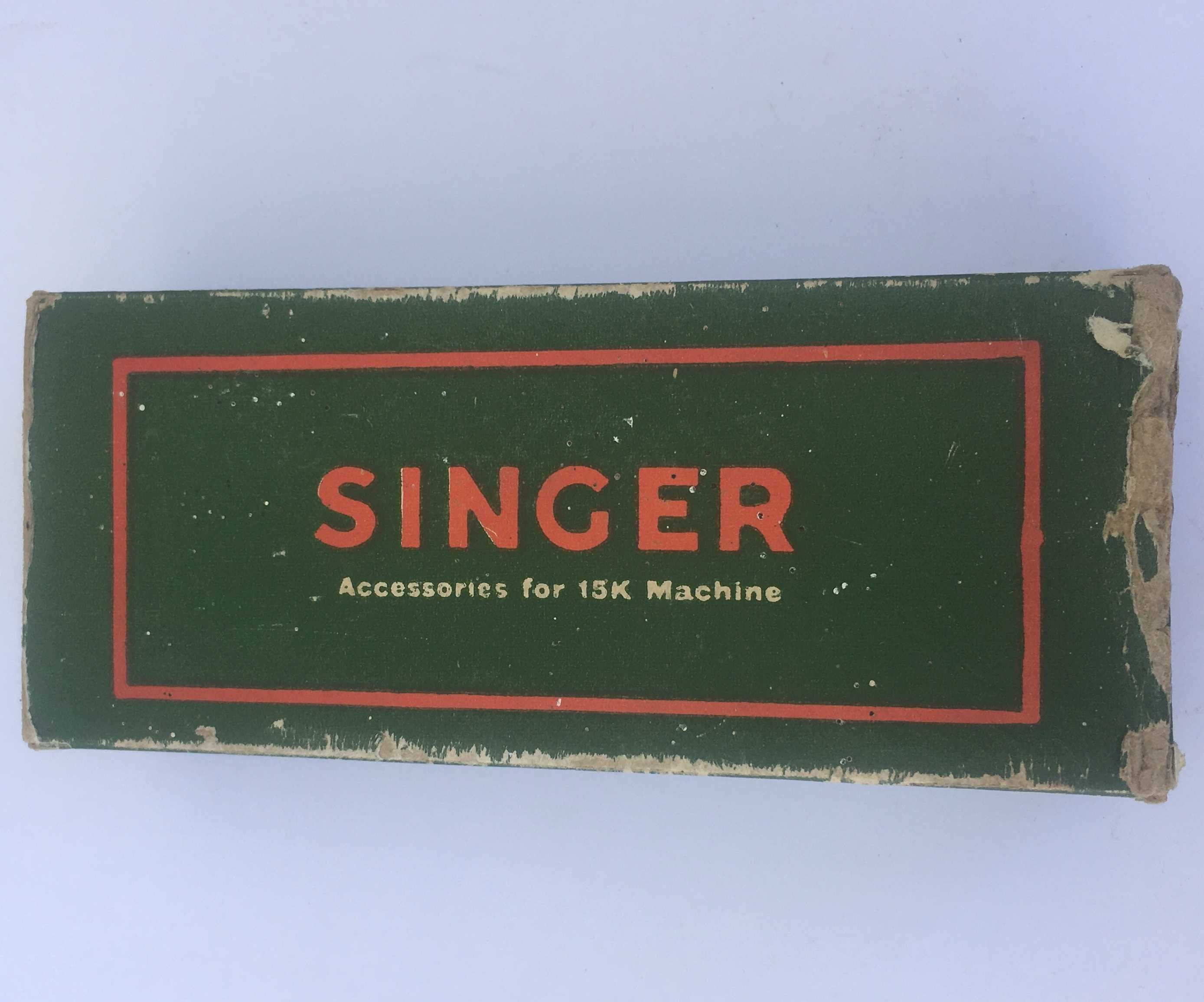 Máquina de costura Singer e caixa com acessórios
