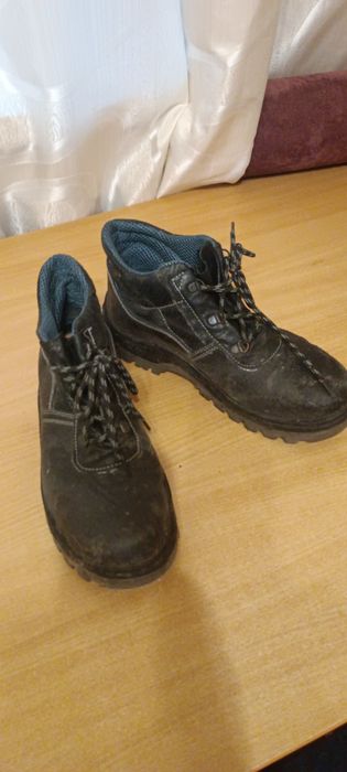 Продам ботинки 43 р