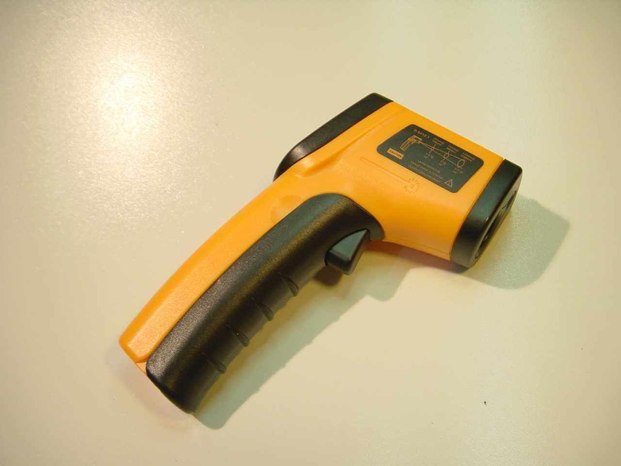 Termómetro digital IR com apontador laser