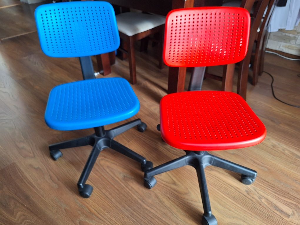 Czerwone krzesło obrotowe dla dziecka do biurka regulowane na kółkach
