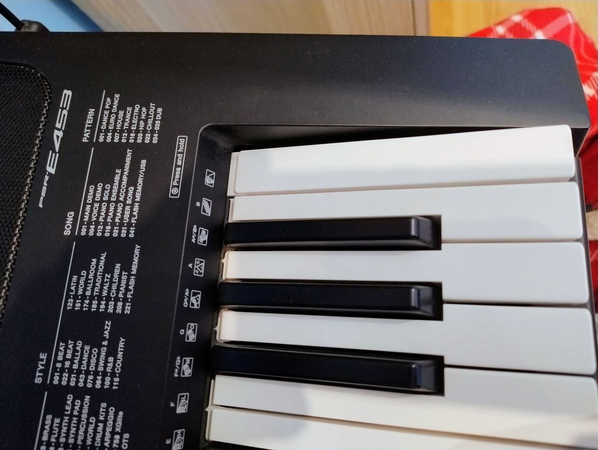 Keyboard Yamaha PSR-E453 wraz ze stojakiem.
