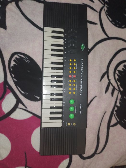 Синтезатор на батарейках, (батарейки в подарунок)