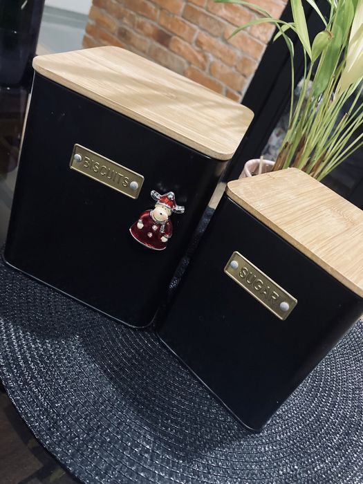 Pudelka metalowe z drewniana przykrywka