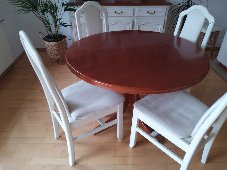 Komplet stół bukowy w kolorze czereśni i 4 krzesła tapicerowane