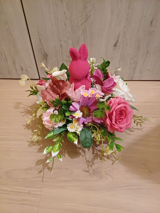 Stroik wielkanocny, kompozycja z królikiem, zającem na cmentarz, grób