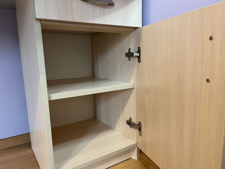 Biurko z szufladami i szafką wykonane przez stolarza