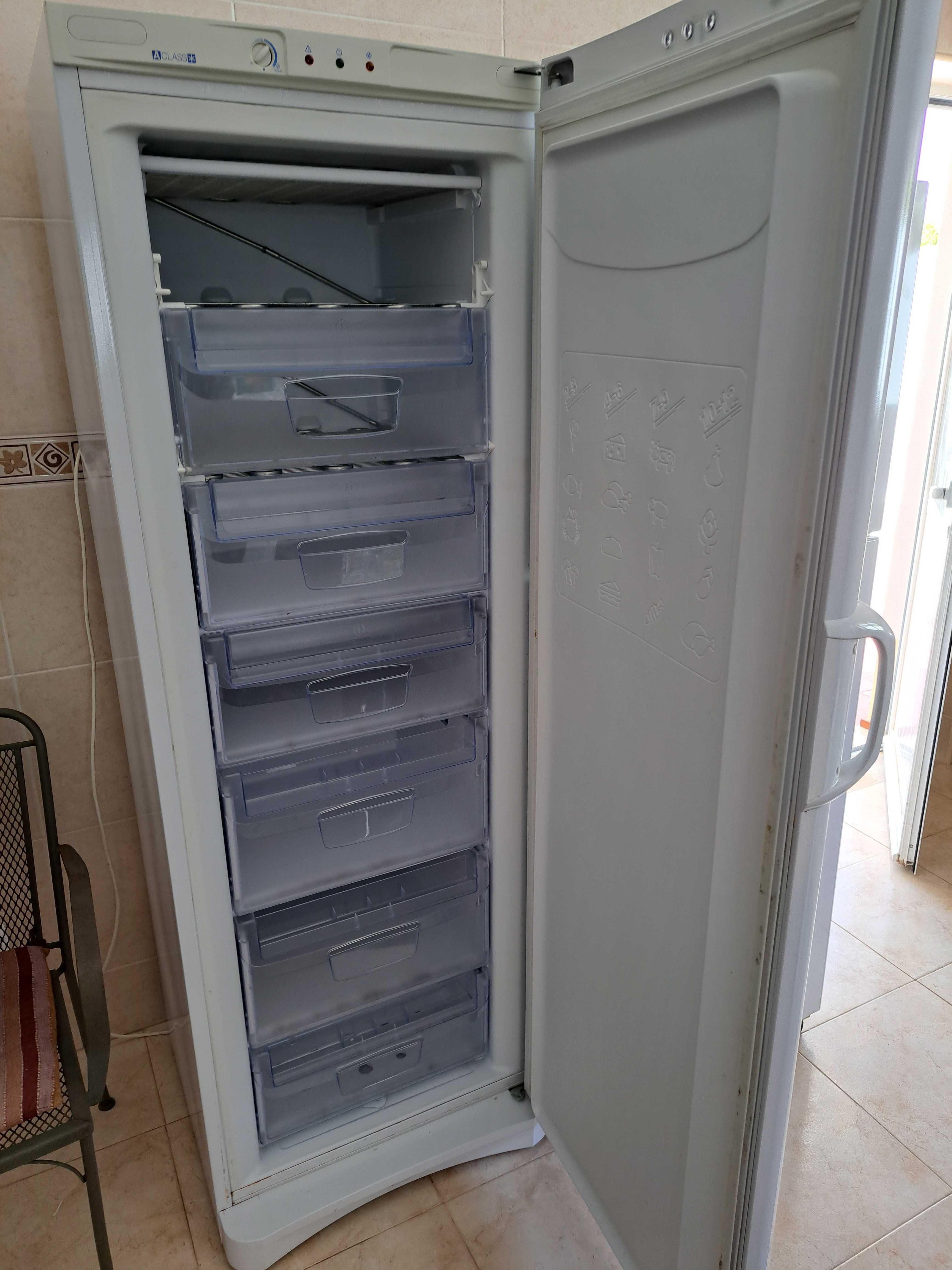 Arca congeladora vertical, marca INDESIT