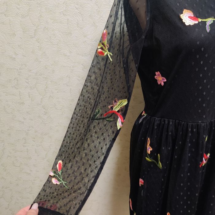 Красива сукня з вишитими квітами