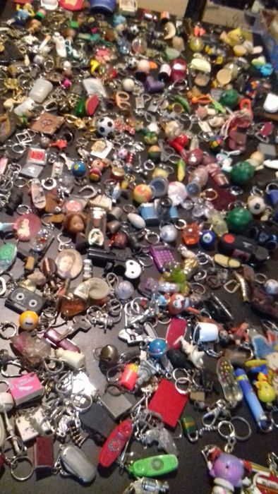 Vendo Colecções de 100 Porta-Chaves Sortidos para Colecçionadores .