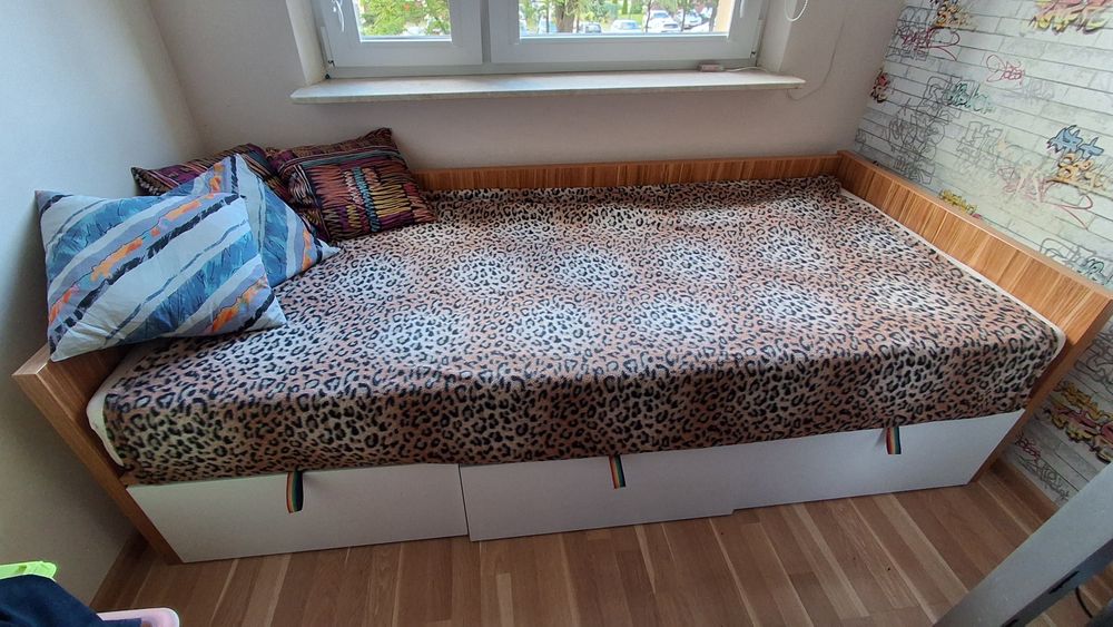 Łóżko pod materac 90x200 cm i biurko 150 x 55 cm