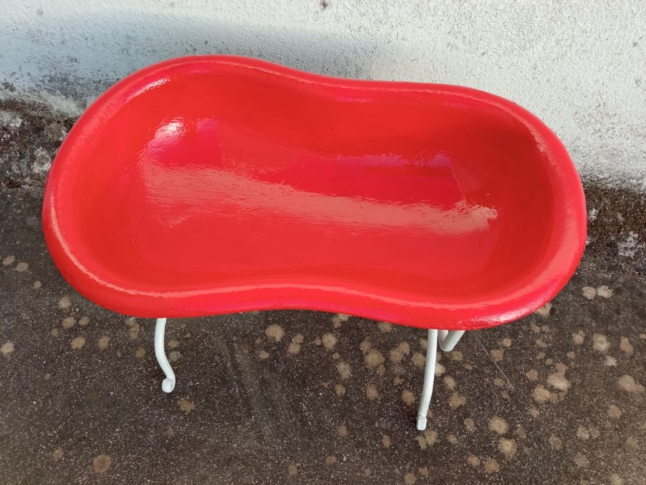 Bide antigo com a bacia vermelha