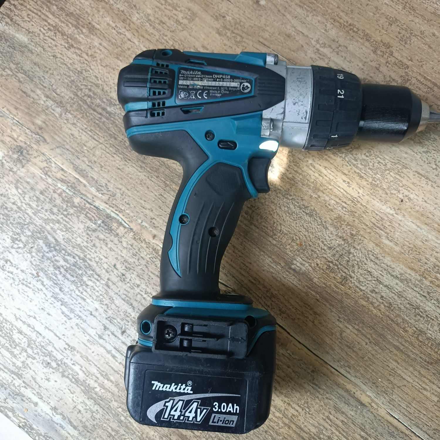 Makita Latarka LED DML 146+Bateria 3,0Ah 14,4v