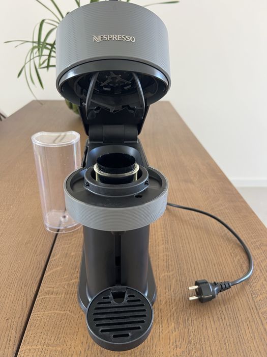 Máquina de Café Nespresso Vertuo – Quase nova!