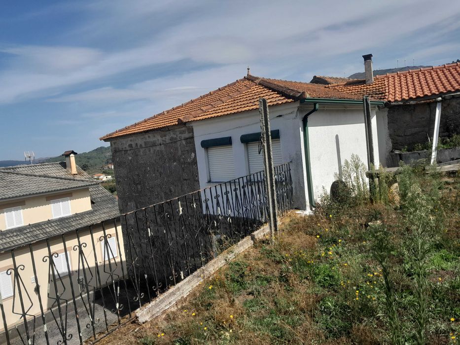 Moradia rustica com anexos e quintal