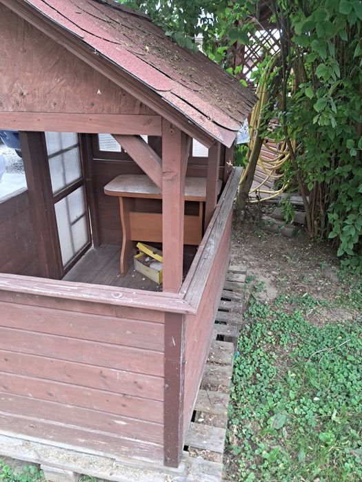 Drewniany domek dla dzieci