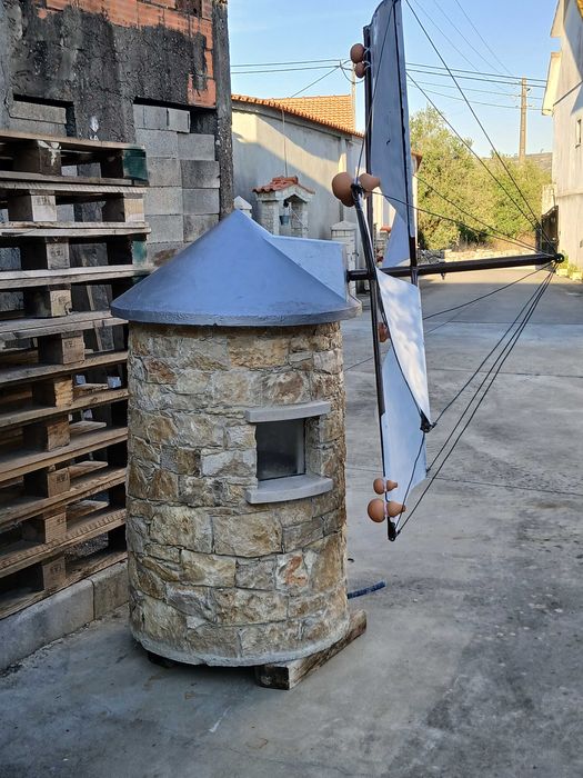 Moinho em pedra para jardim