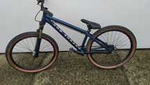 Octane One Zircus Dirt 26 cali, Shimano, Suntour 100 mm..