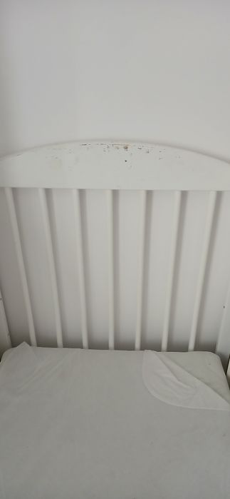 Drewniane łóżeczko z porządnym materacem i ochroniaczami