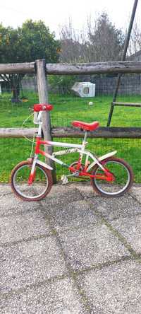 Bicicleta BMX antiga de criança