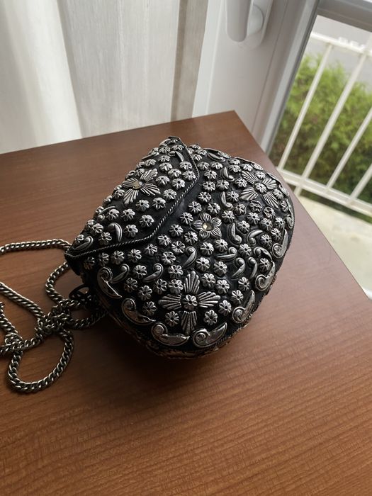 Lindíssima clutch / pochete, com aplicacoes prata