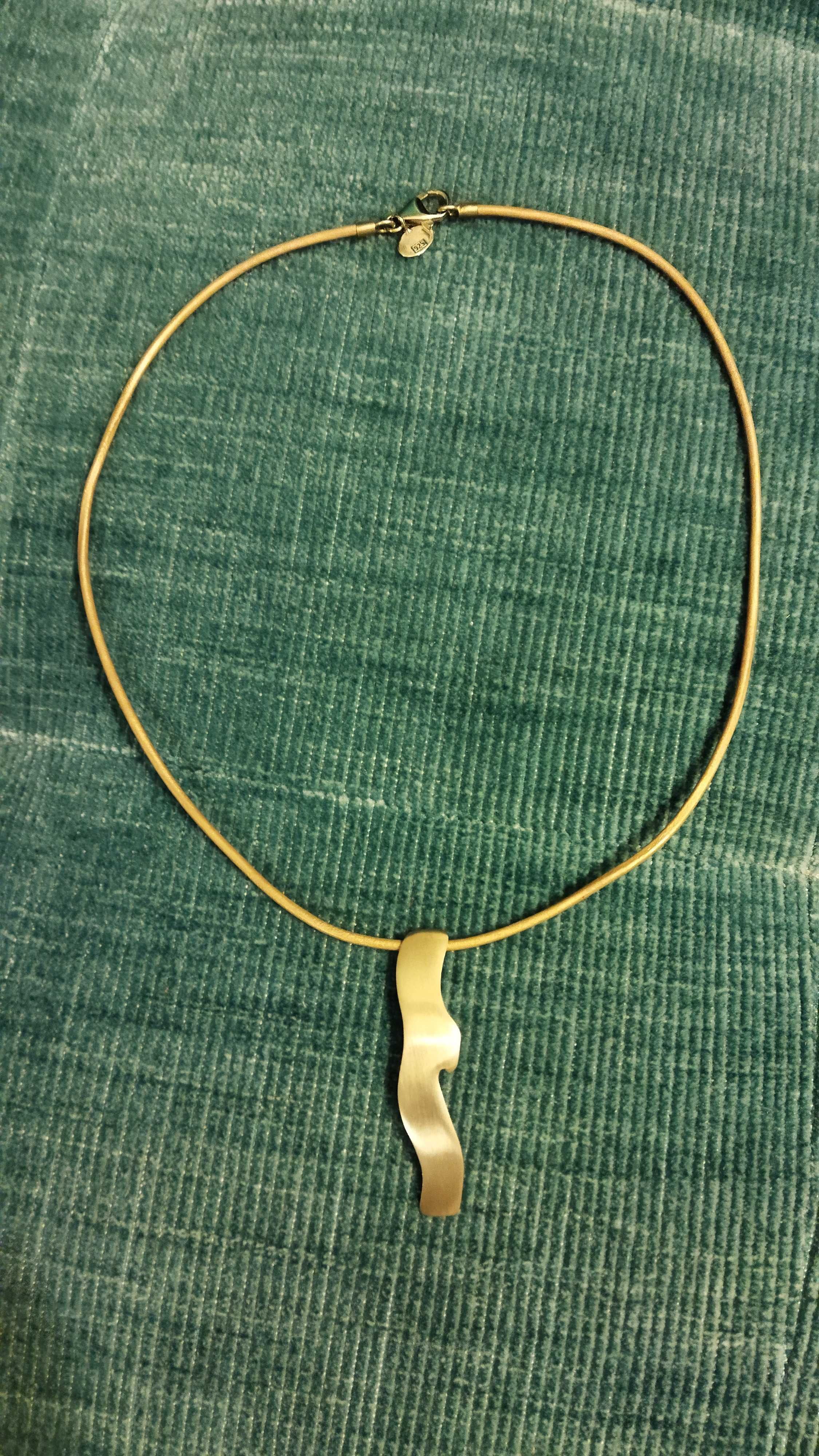 Gargantilha em couro dourado com pendente em prata dourada
