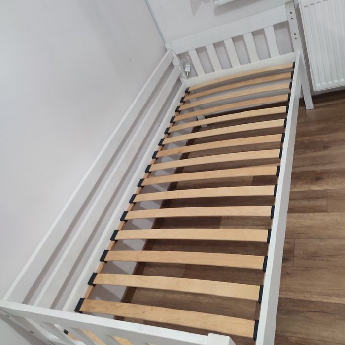 Łóżko drewniane do odświeżenia