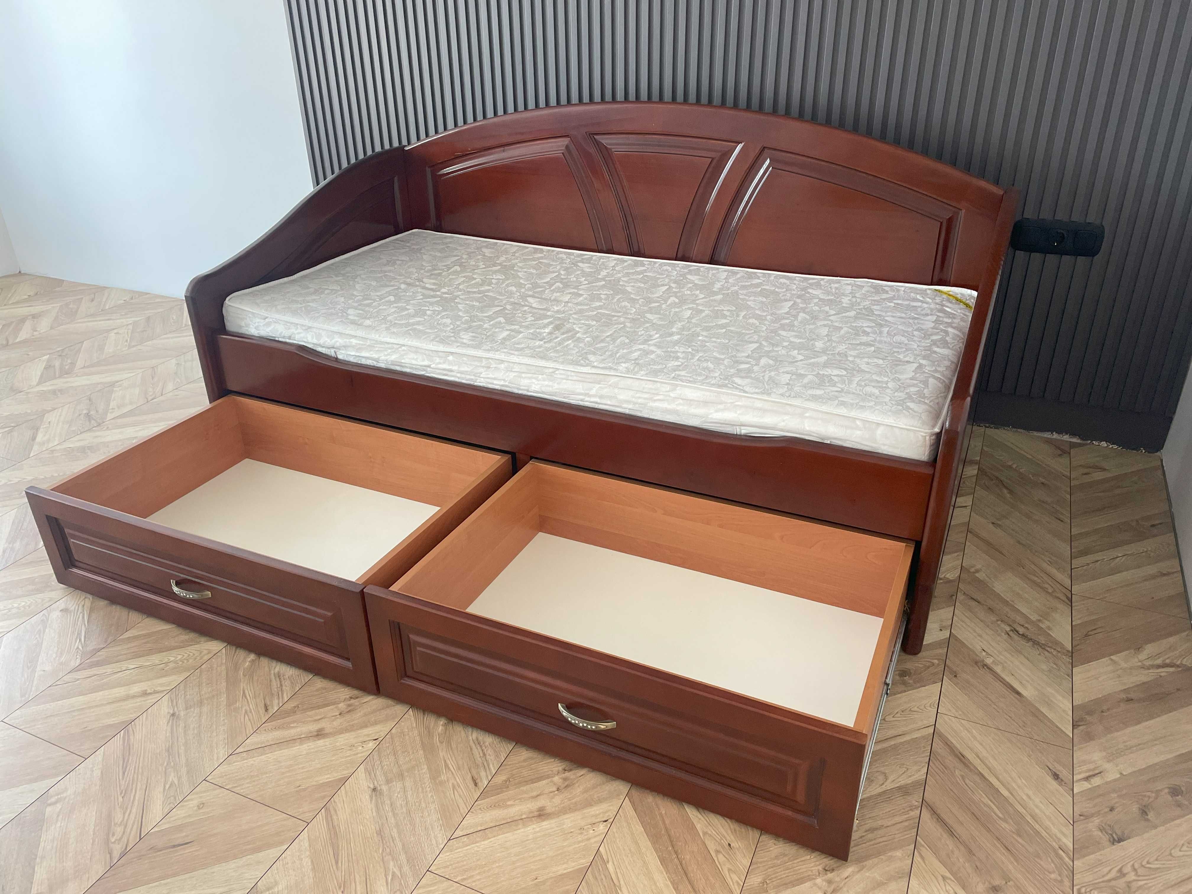Дерев`яні ліжко, шафа і полиці в