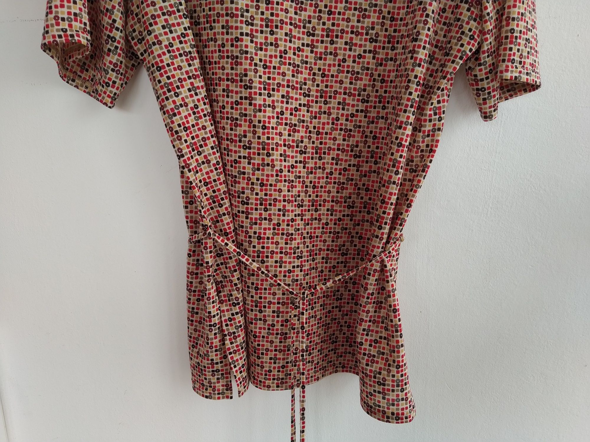 Blusa com padrão em tons vermelhos - Tamanho M