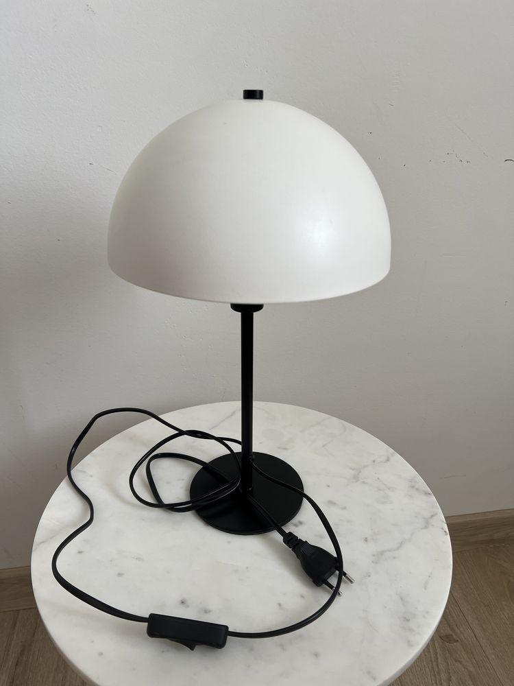 Nowoczesna minimalistyczna lampka lampa