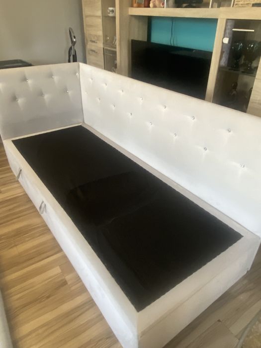Piękne łóżko z dużym pojemnikiem i z materacem 80x200