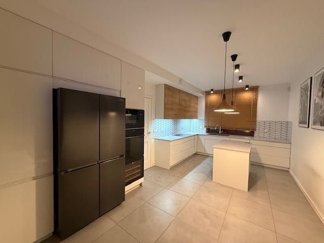 Duża, nowoczesna kuchnia robiona na zamówienie