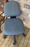 Cadeira de escritorio azul com rodas