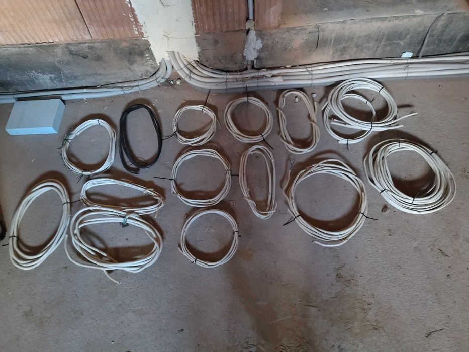 Pozostalosci po budowie Sprzedam kable, skrzynkę elektryczna na budowe