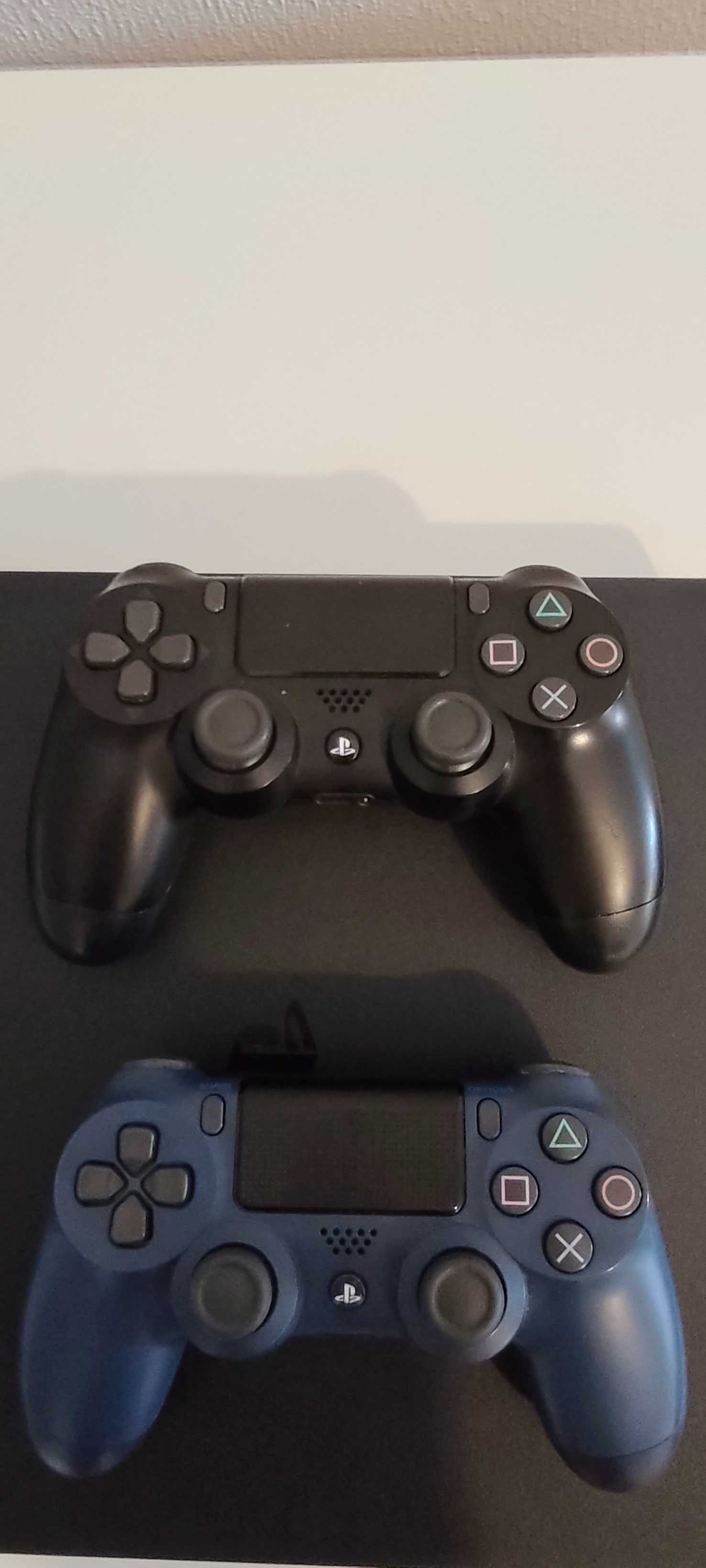 PS4 Slim 1TB + 2 Comandos