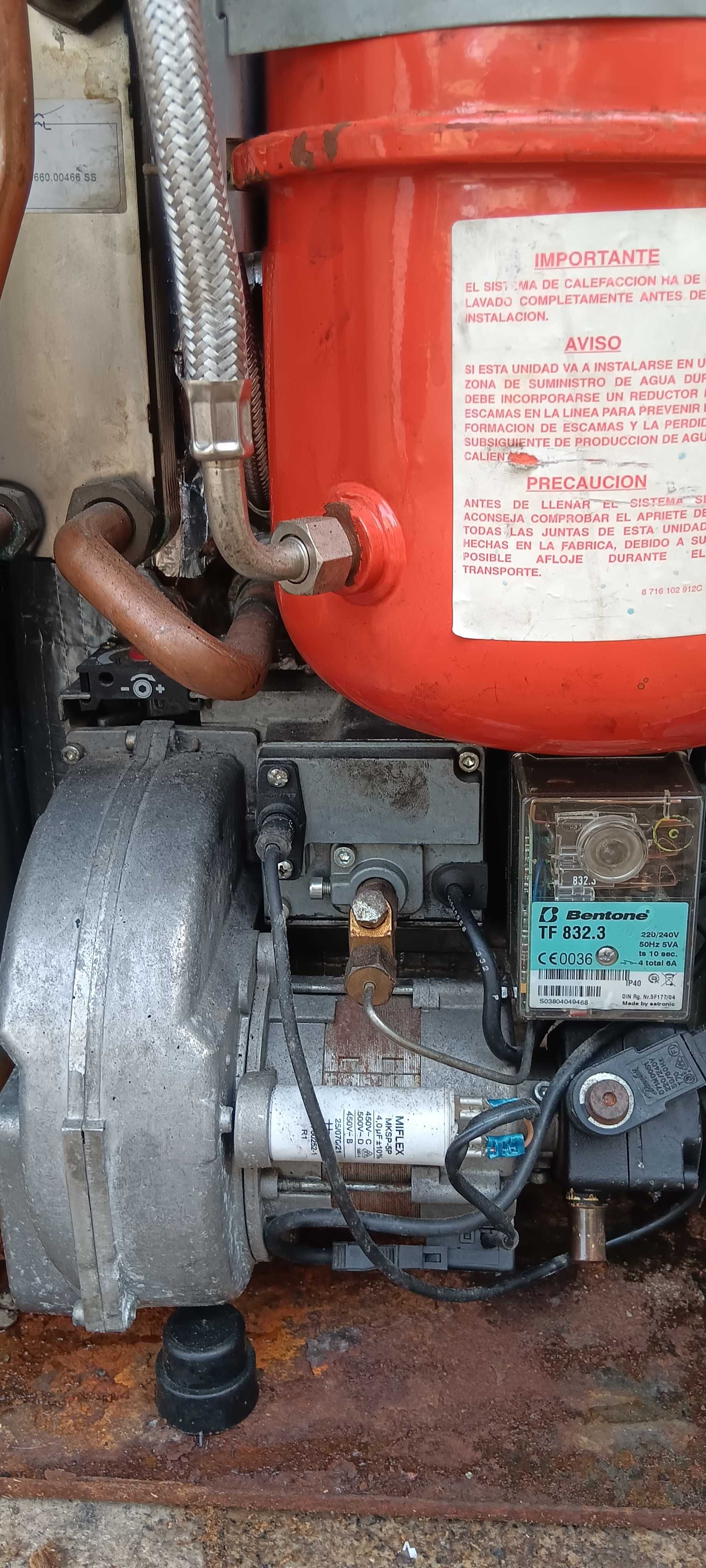 Caldeira a gasoleo da  junkers a funcionar completa