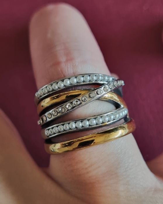 Anel bicolor, em aço, com zirconias e micropérolas. T17