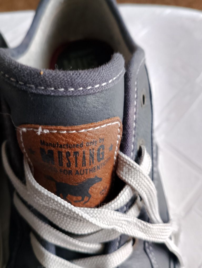 Buty sportowe męskie Mustang rozmiar 39 wkładka 25