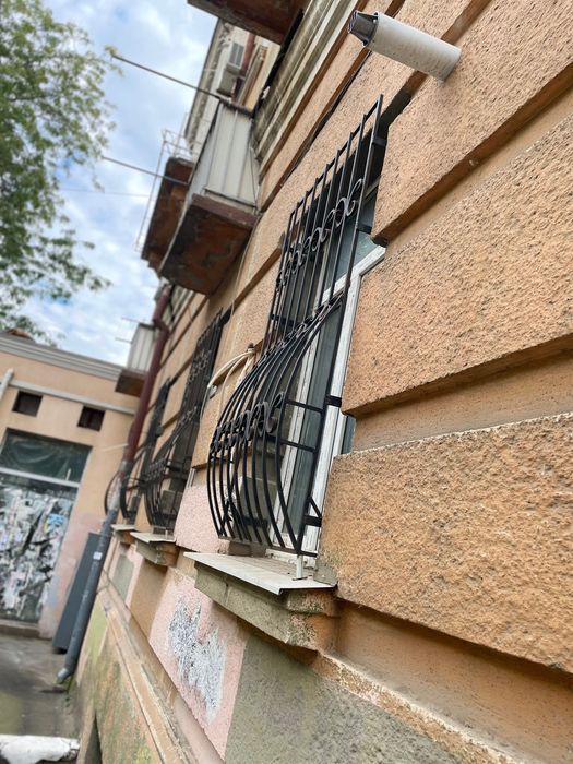 Решётки на окна с элементами ковки