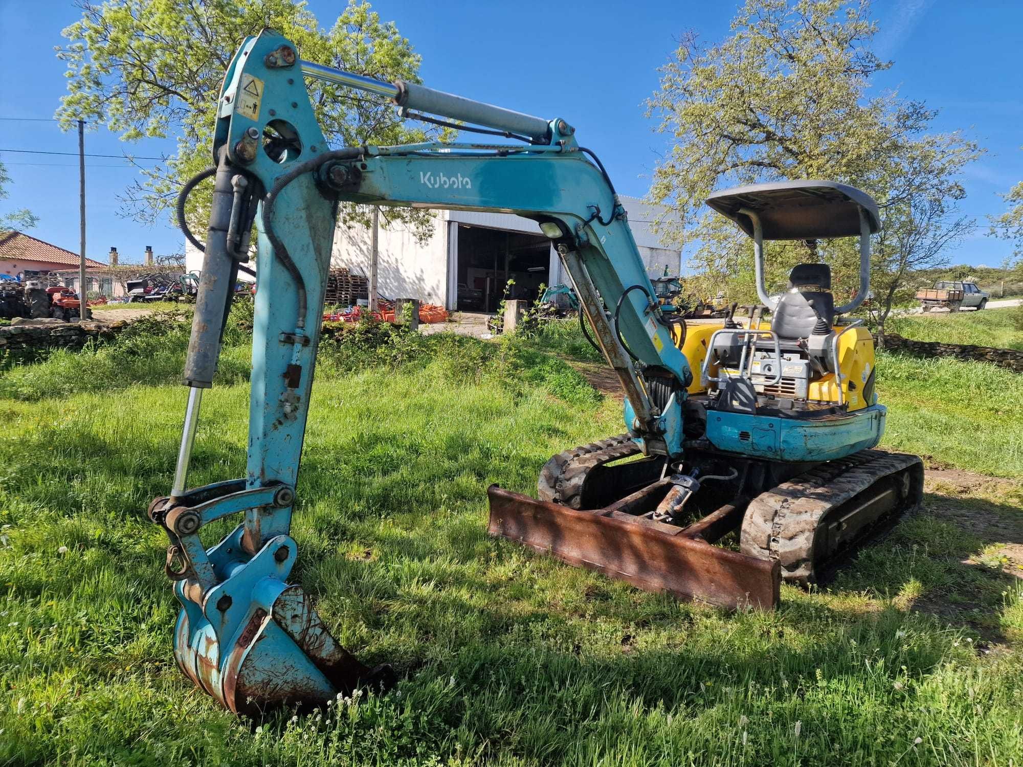 Giratória / Escavadora Kubota U-40 - 4 Toneladas