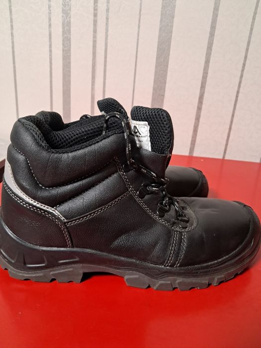 Взуття, як нове робоче, захисне, високе, ботінки