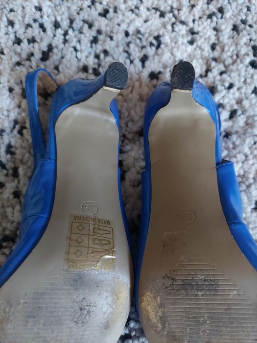 Sapatos de salto azul