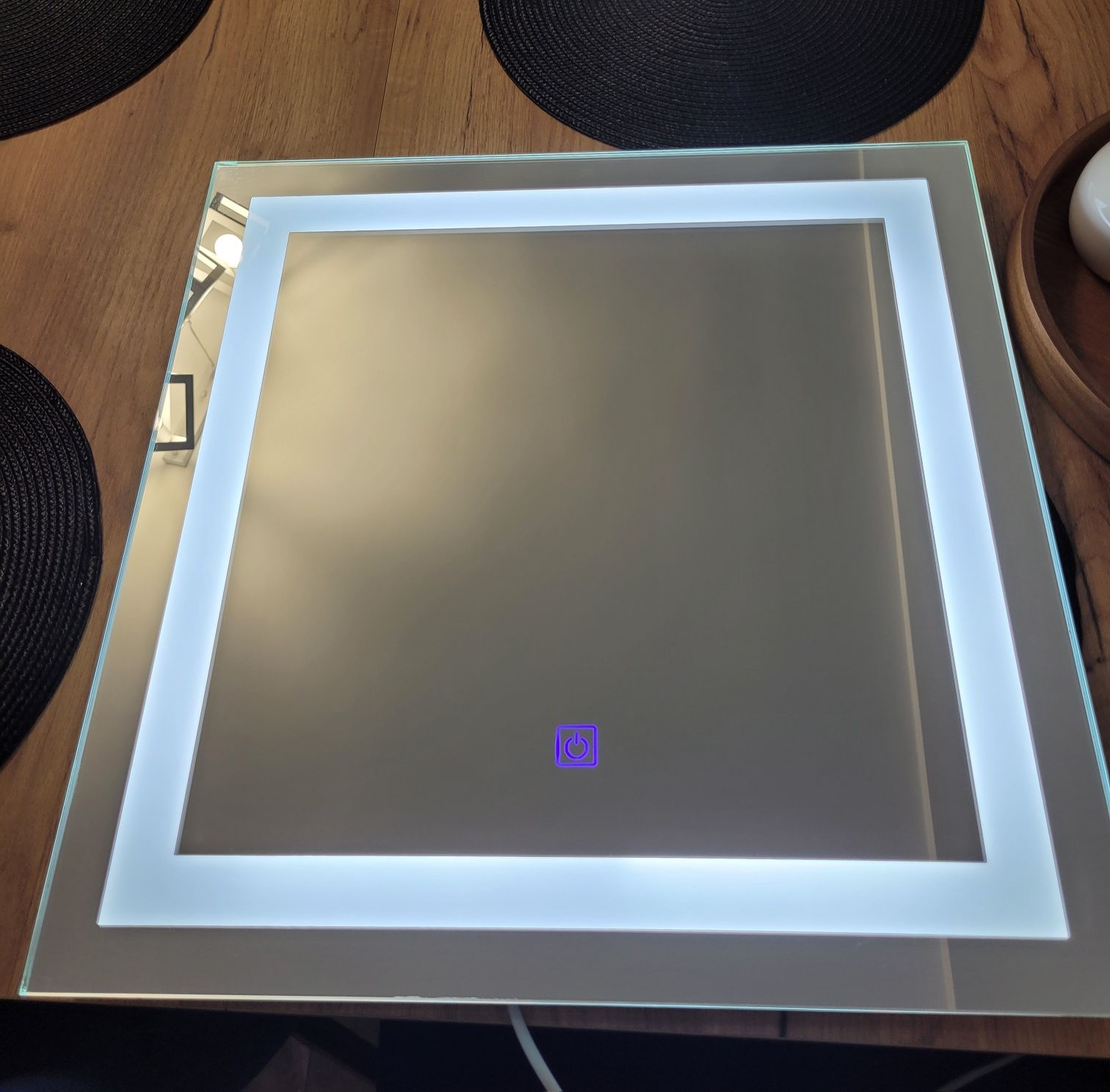 Lustro Led i okrągłe czarne