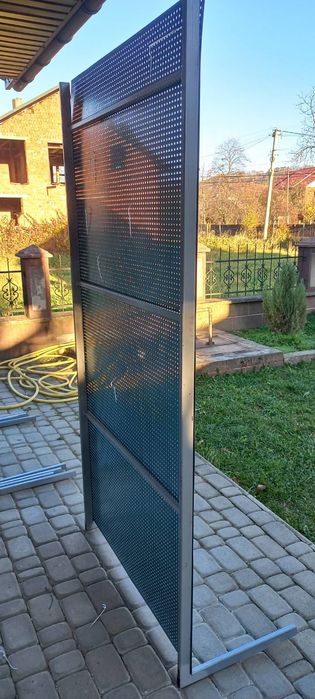 Перфорований стенд