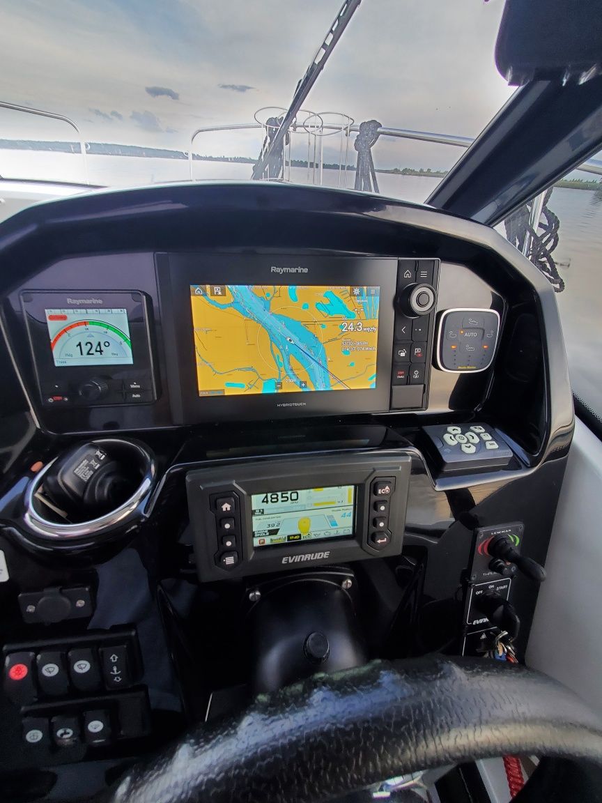 Jeanneau MF795/radar /AIS/Autopilot/2 plotery/trymklapy