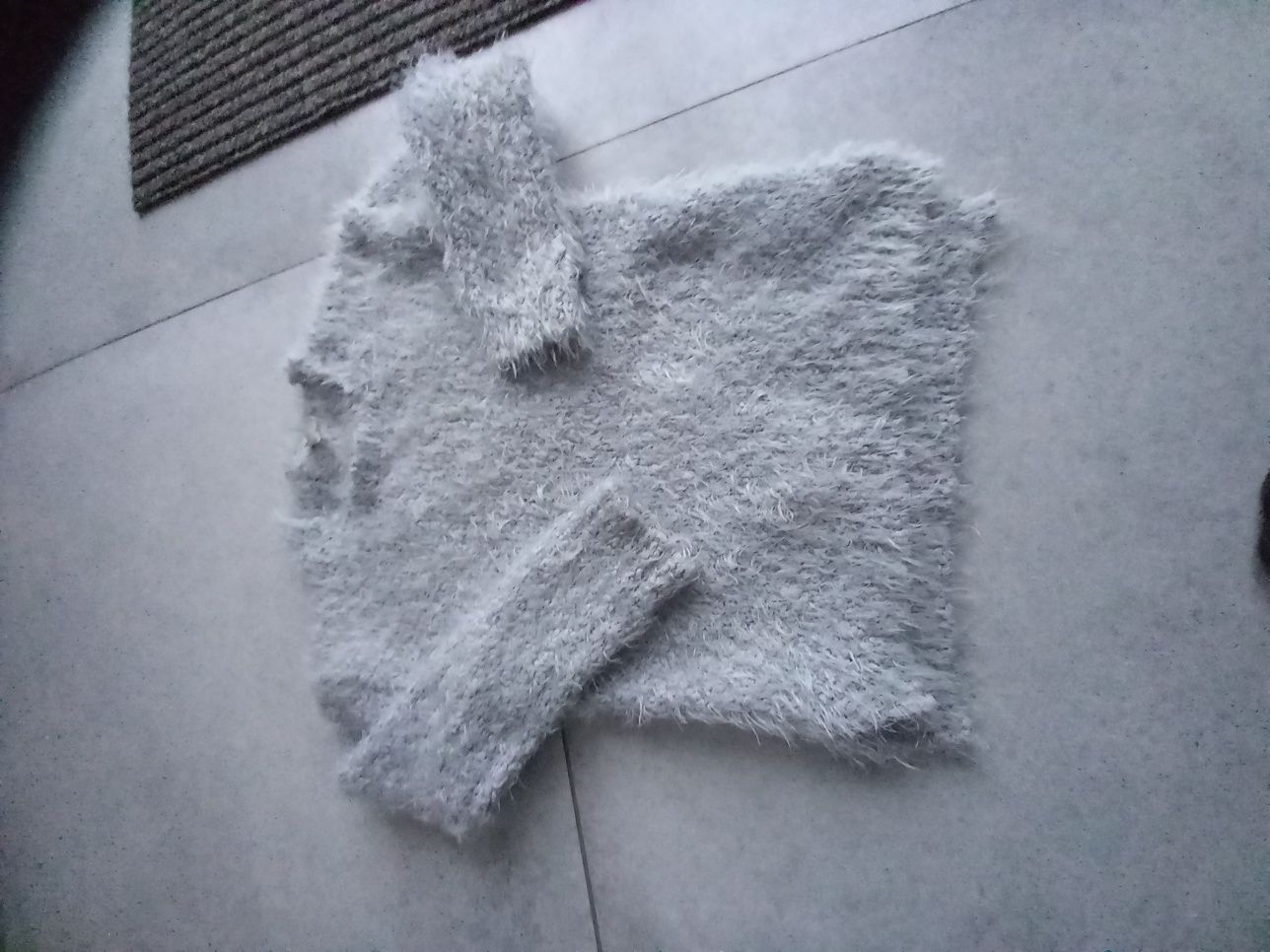 Szary sweterek cieplutki 122 cm